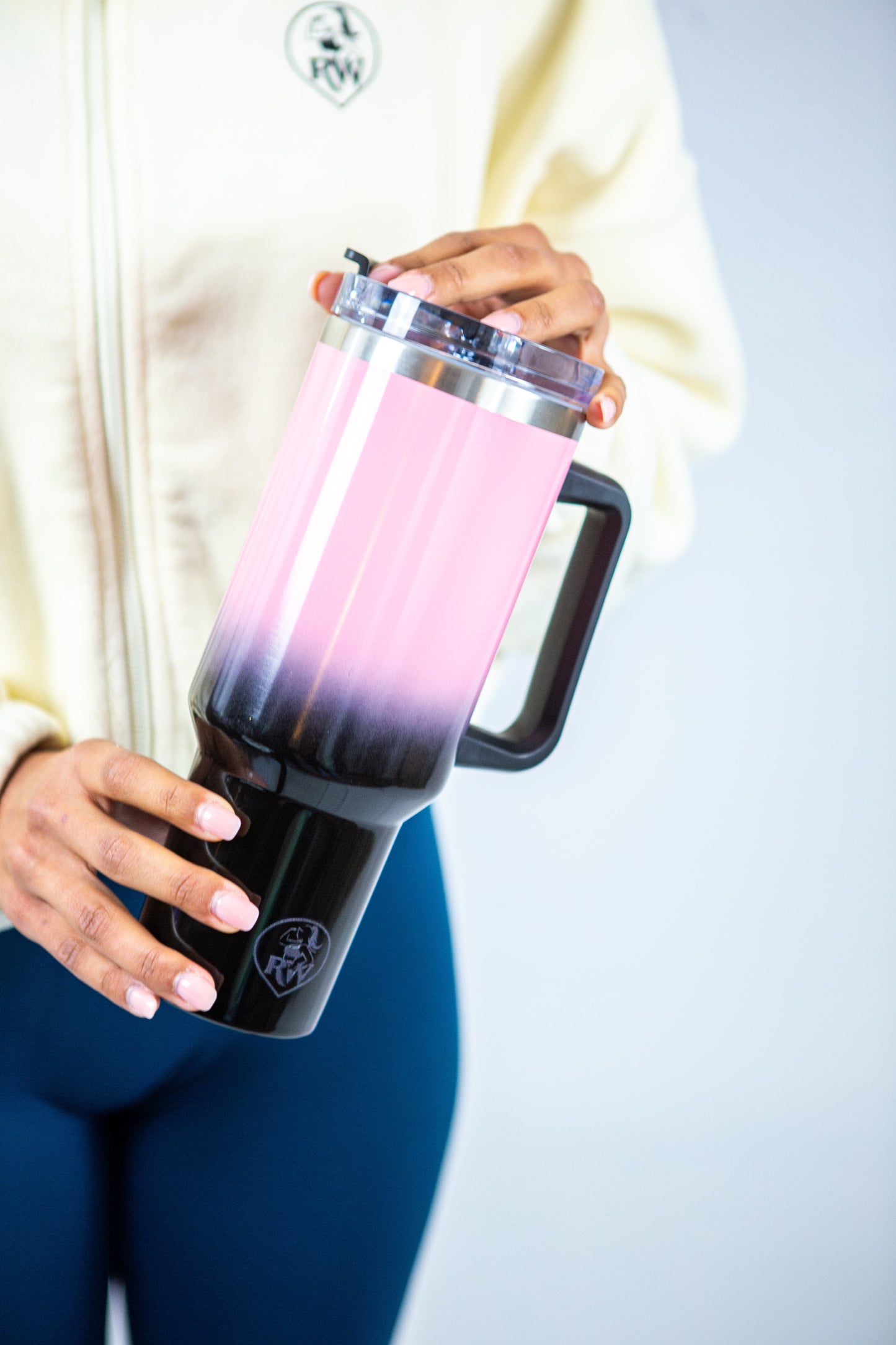 femme montrant la gourde reveal wear noir et rose