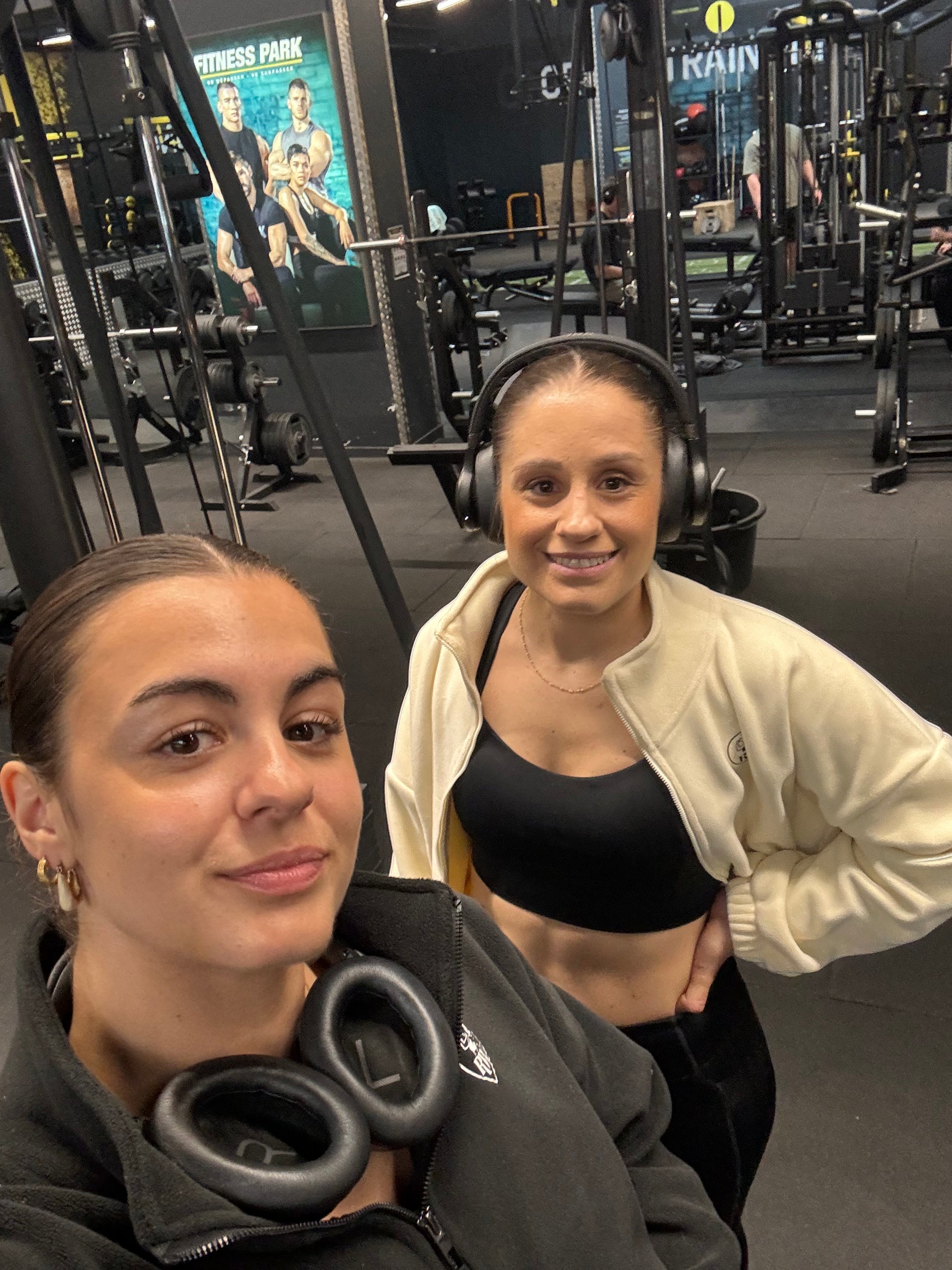 2 femmes en salle de sport souriante et motivée en vêtements de sport revealwear Image