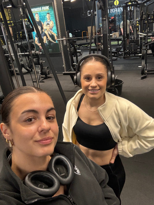 2 femmes en salle de sport souriante et motivée en vêtements de sport revealwear