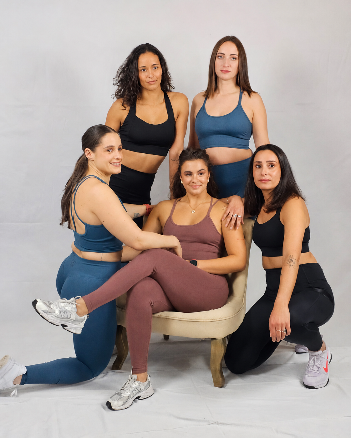Leggings, brassières et accessoires de fitness – Reveal Wear Image
