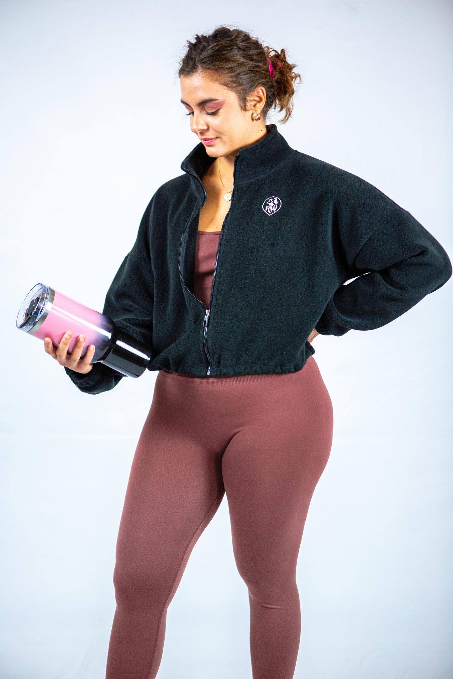 ensemble de sport cacao et veste noir reveal wear avec gourde noir rose 