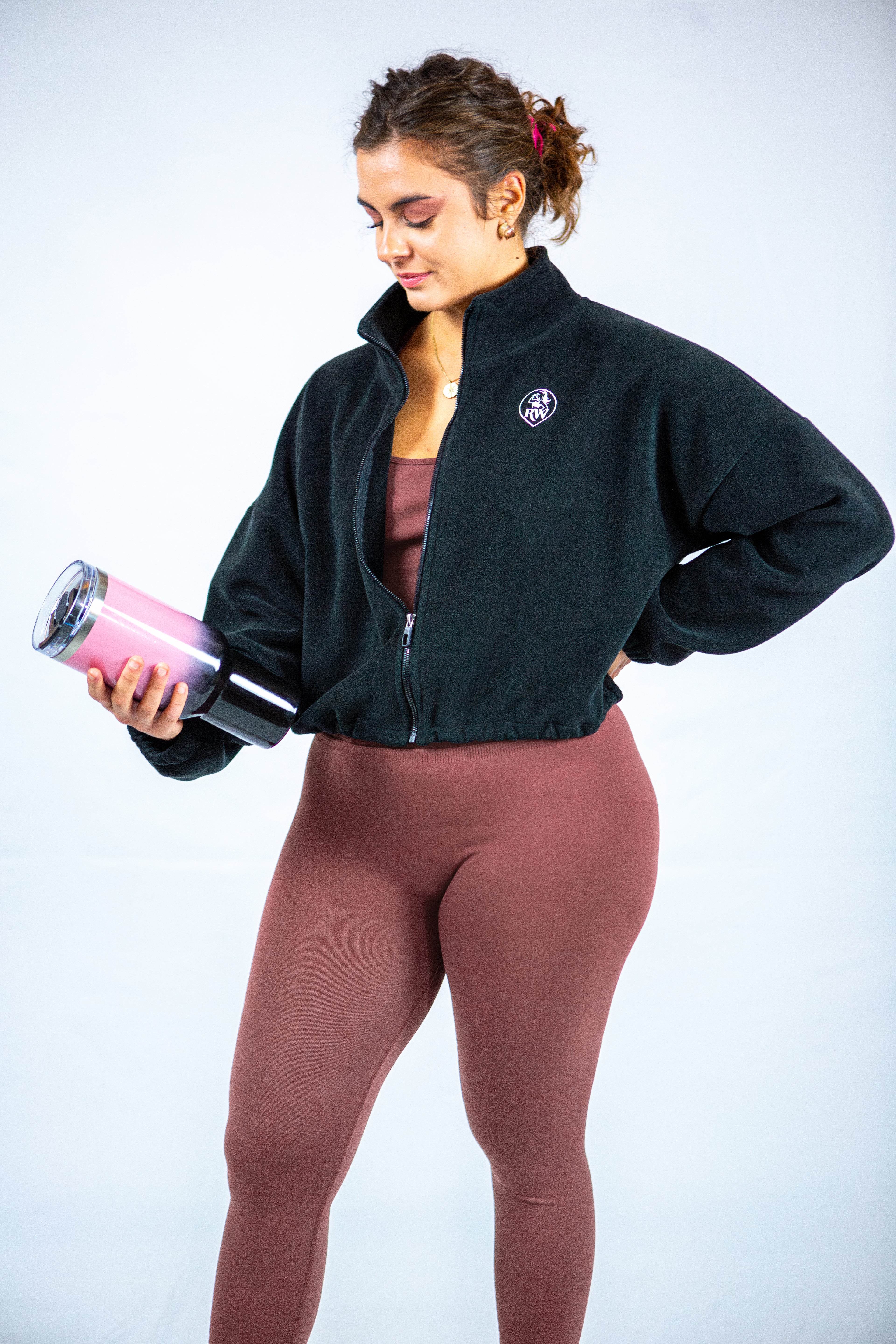 ensemble de sport cacao et veste noir reveal wear avec gourde noir rose  Image
