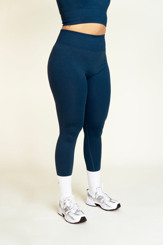 femme de face mettant en avant le leggin vert foncé