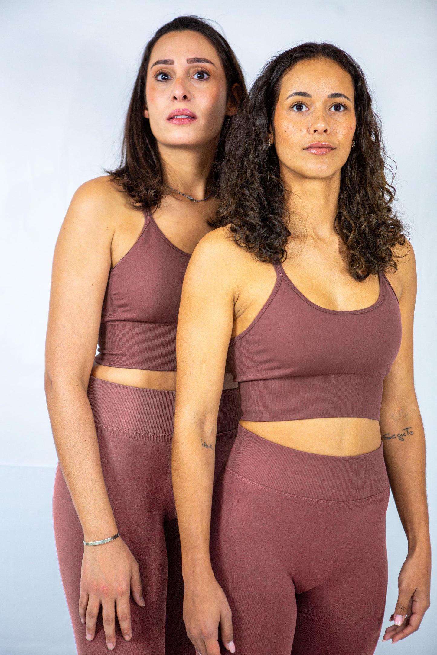 offre jumelle tenue de sport reveal wear cacao sur deux femmes de face