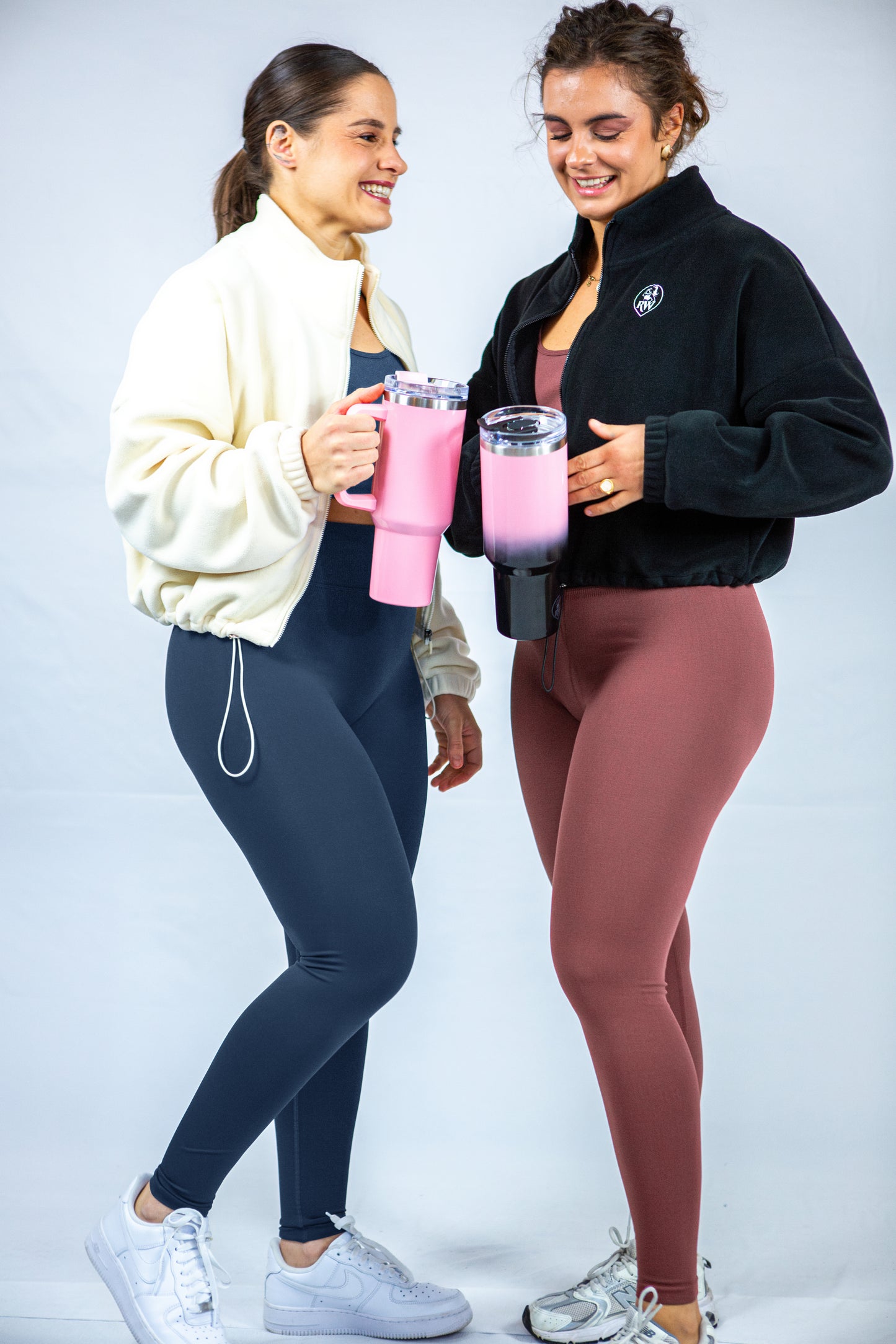 ensemble de sport avec veste et gourde reveal wear sur deux femmes 