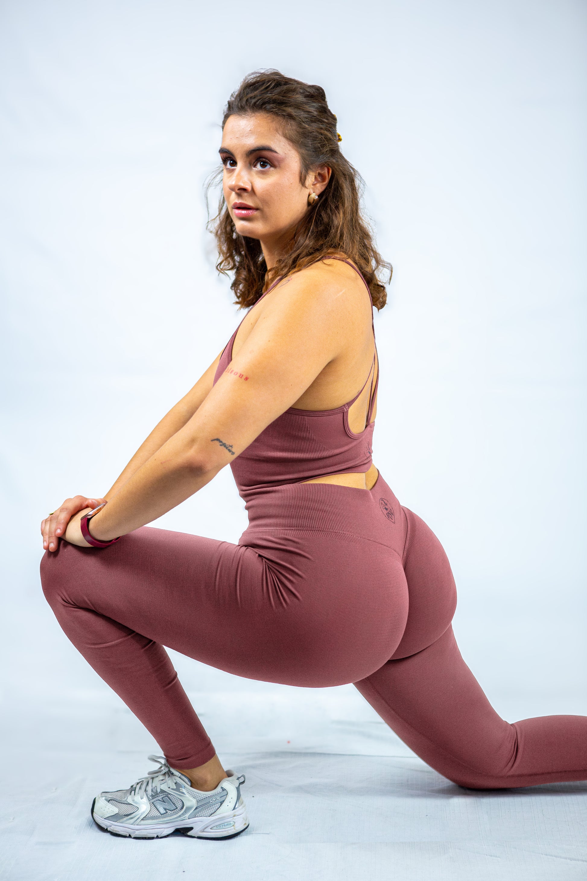 femme avec tenue reveal wear cacao faisant une fente