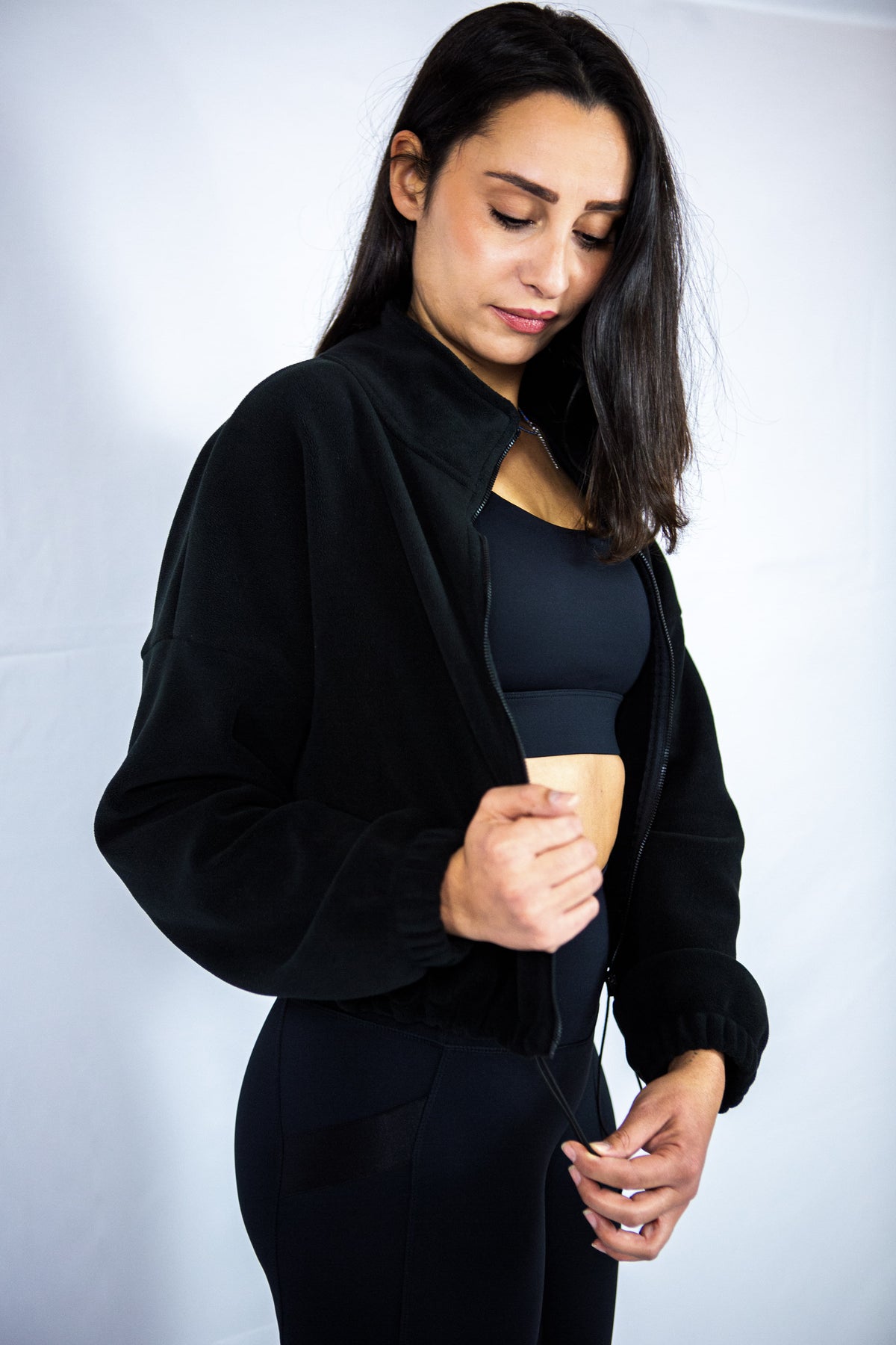 veste noir reveal wear de profil sur femme montrant le cordon de serrage