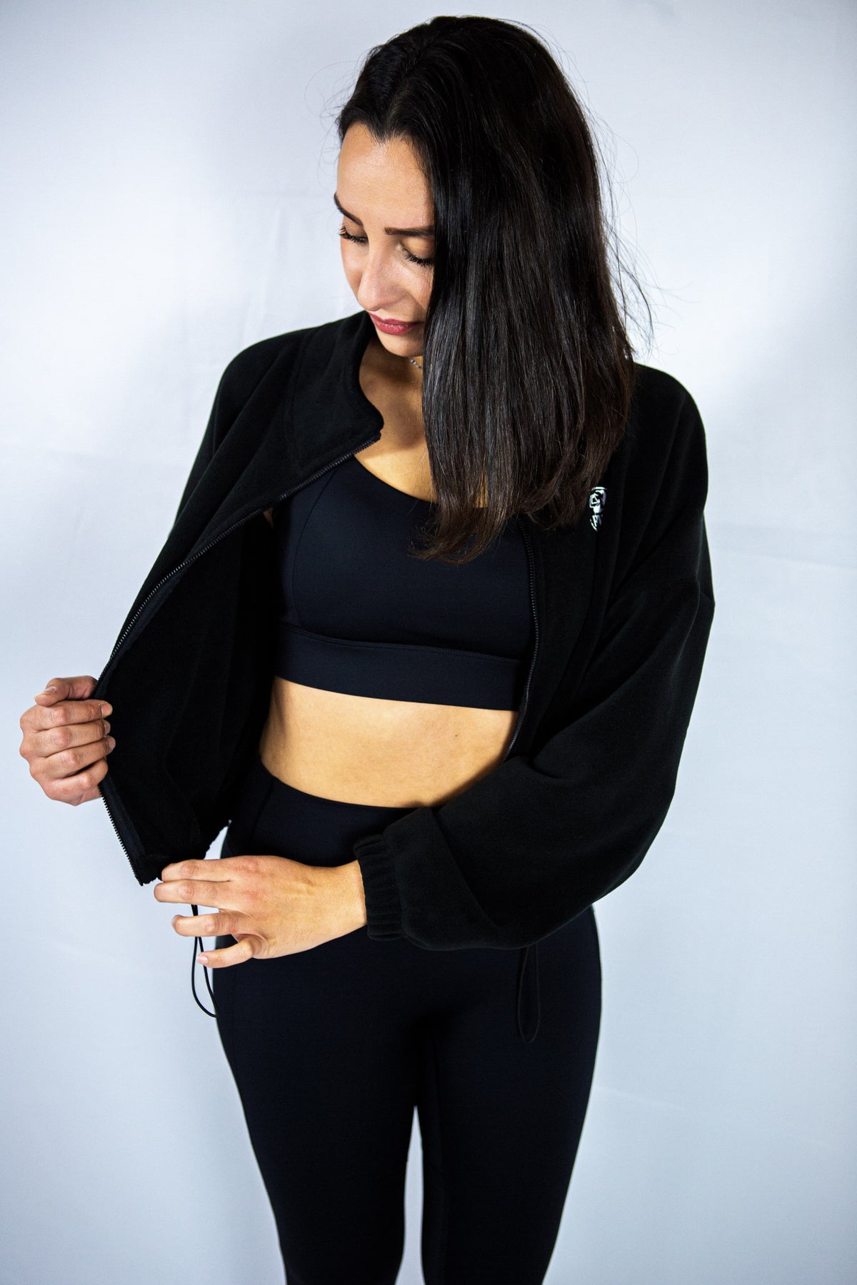 veste noir reveal wear avec femme montrant le cordon de face