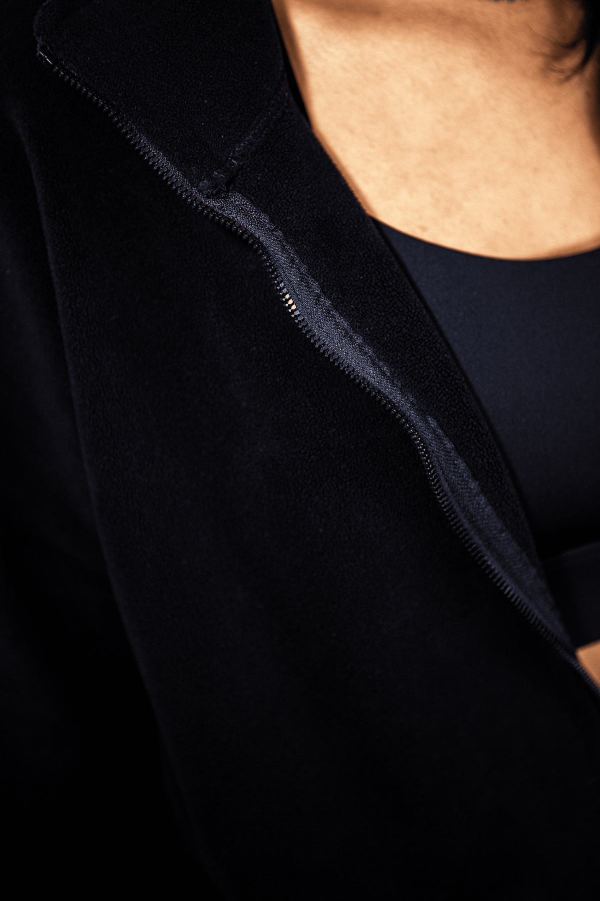 veste reveal wear noir de près montrant la fermeture éclair